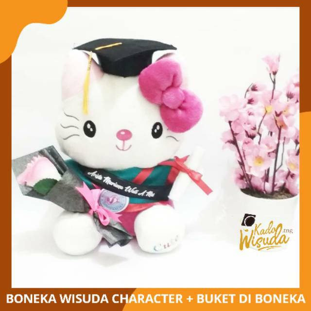 Boneka Wisuda Rilakuma Doraemon Hello Kitty Stitch Custom Nama dengan Pin Logo Kampus/Sekolah Murah