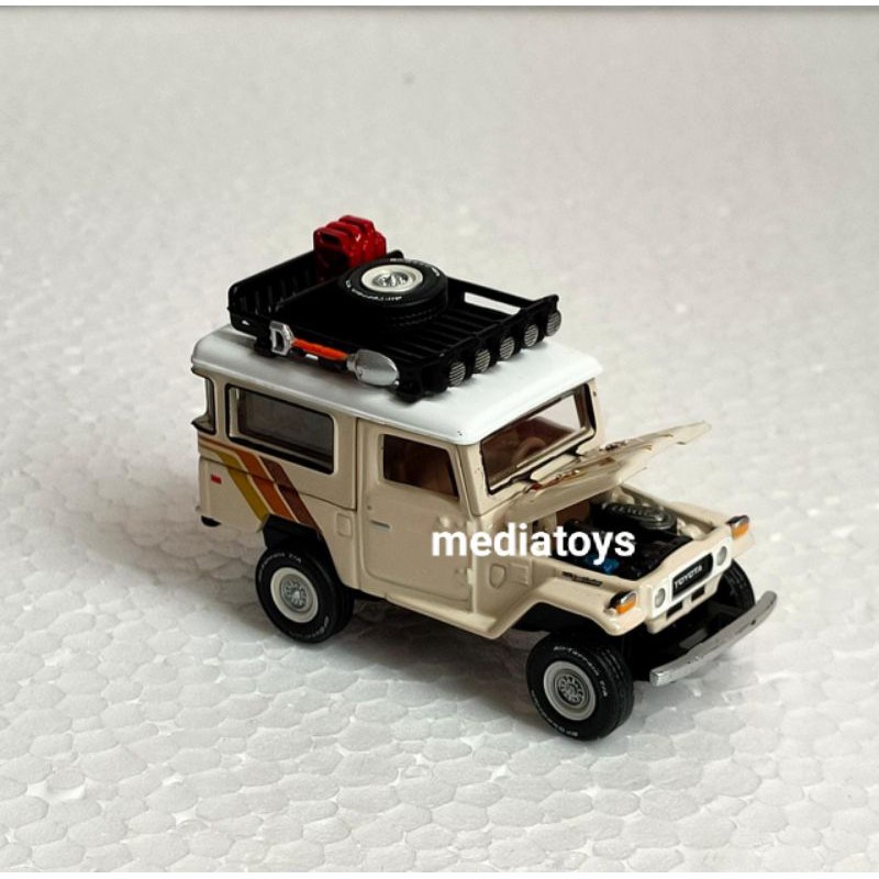 johny lightning 7331 toyota land cruiser FJ40 .warna cream