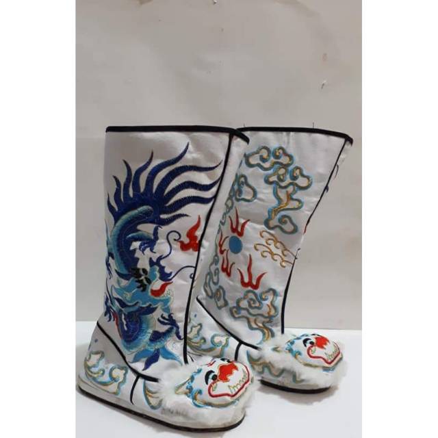 sepatu tatung warna putih