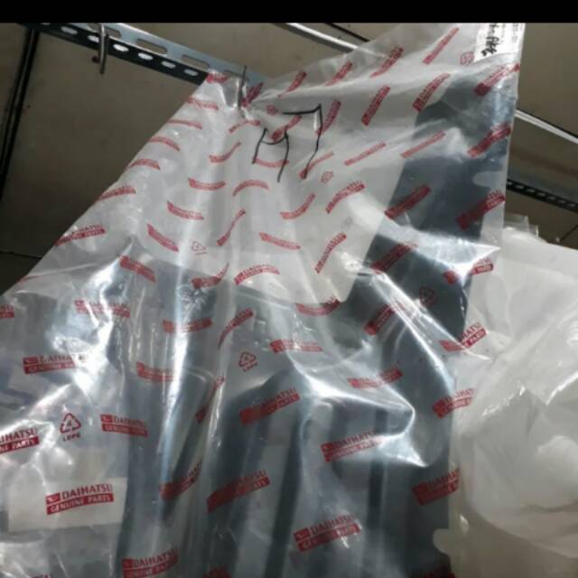 Liner fender tutup atas ban belakang avanza xenia