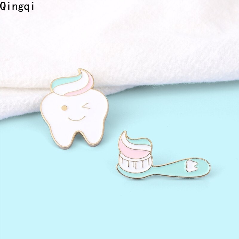 Bros Pin Enamel Bentuk Gigi Dan Sikat Gigi Untuk Dekorasi Pakaian