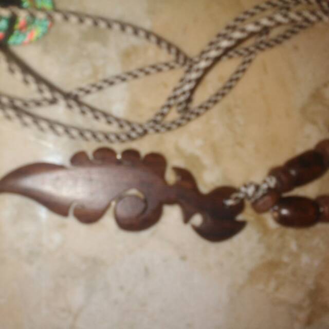 Kalung ukiran kayu