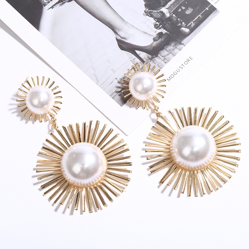 Anting Tusuk Gantung Bahan Metal Desain Bunga Hollow Hias Mutiara Gaya Retro Berkilau Untuk Wanita