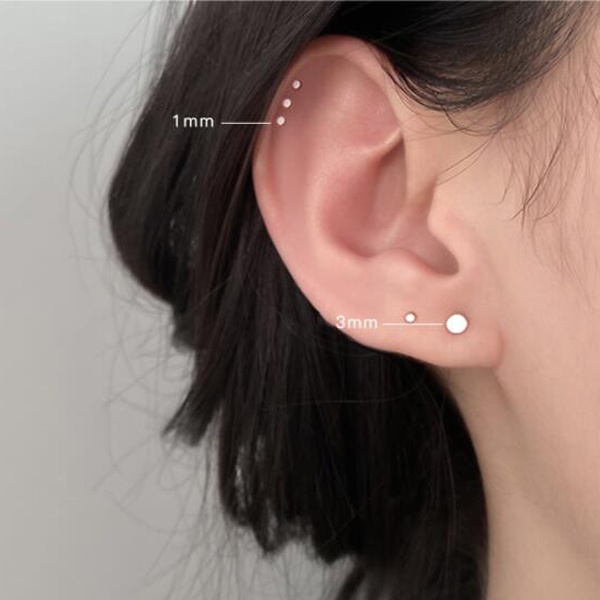 1 Pasang Anting Stud Mini Bentuk Bulat Warna Hitam Bahan S925 Silver Anti Alergi Untuk Unisex