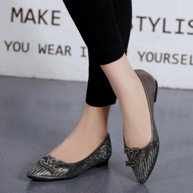 Sepatu Louis Vuitton