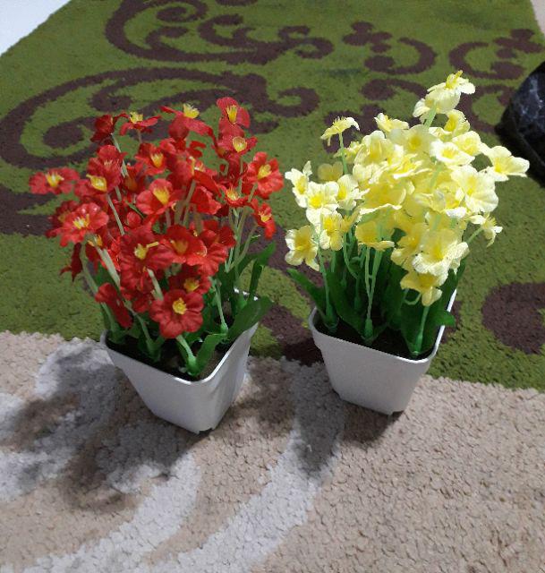 Rangkaian Bunga Plastik Artifisial Vas Putih Dekorasi