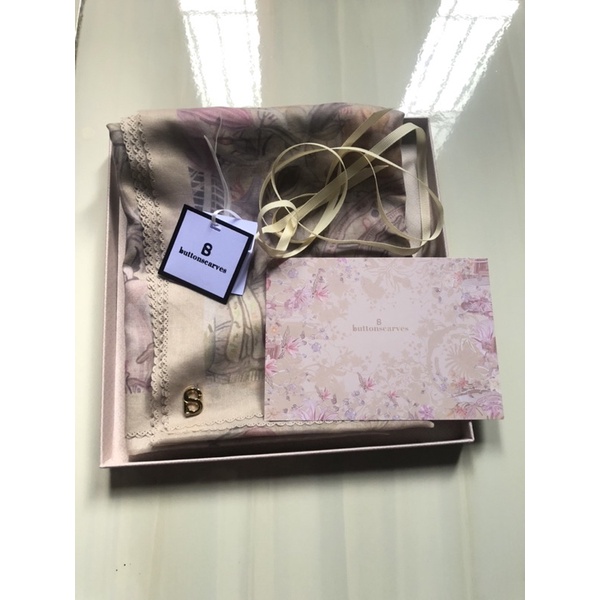 Buttonscarves Dubai series ivory