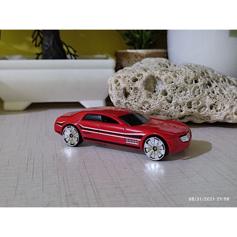 hot wheels cadillac sixteen V-16 merah loose limosin