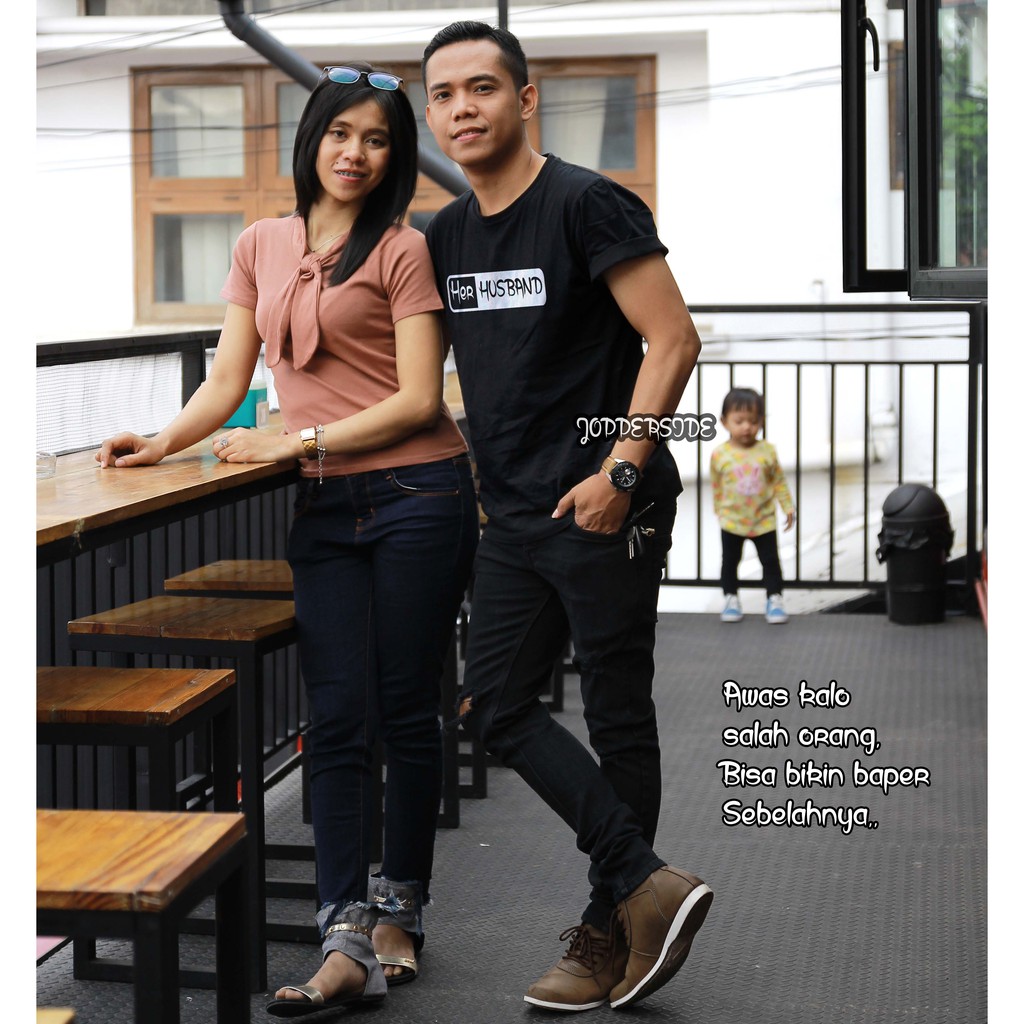 JOPPERSIDE TSHIRT KAOS DISTRO HER HUSBAND HERHUSBAND PRIA ORIGINAL PREMIUM TS27