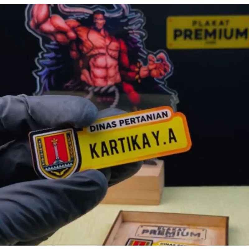 

name tag actylic custom pin nama komunitas instansi dan restoran