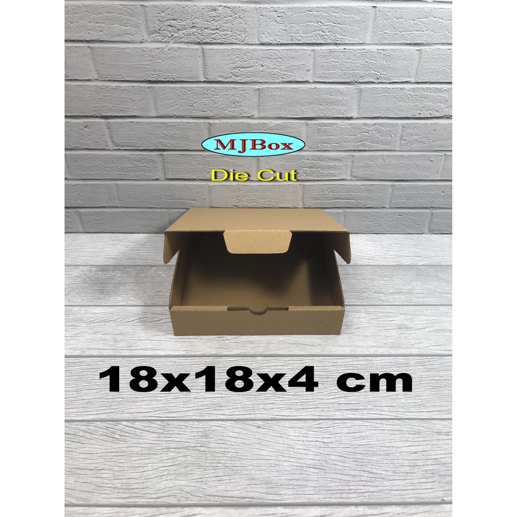 

Kardus uk.18x18x4 cm......Die Cut