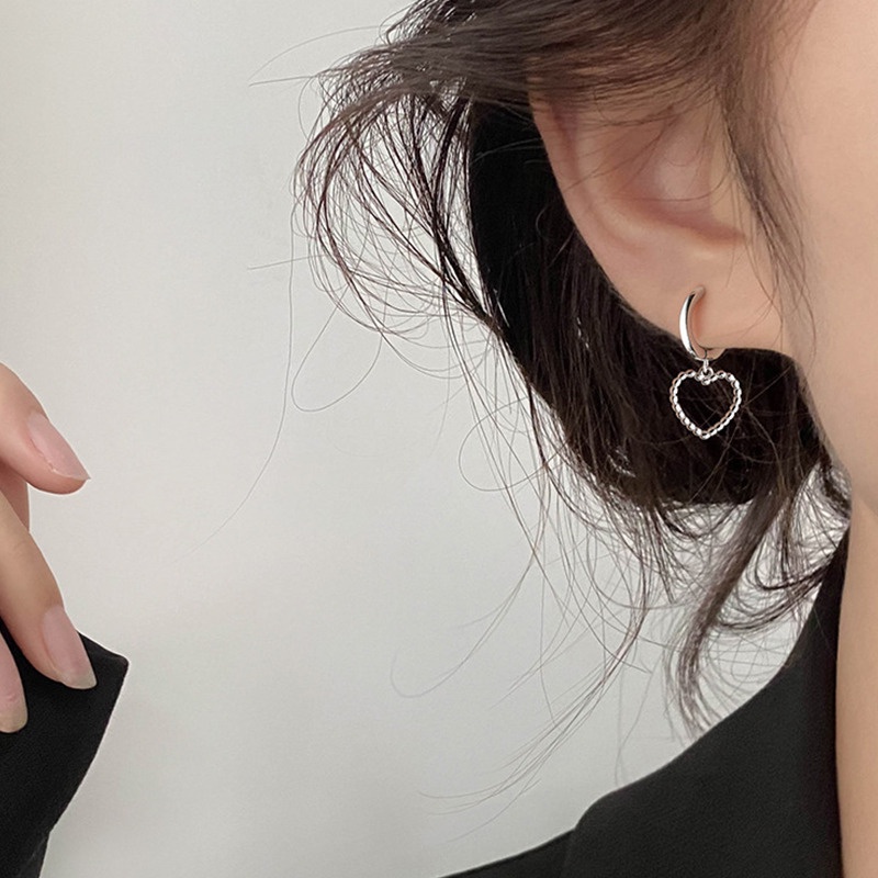 Anting Bentuk Hati Warna Silver Gaya Punk Hip-hop Korea