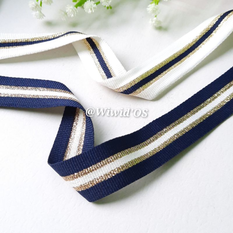 

(1 yards) PITA TWILL GARIS KOMBINASI BENANG EMAS 2,5 cm