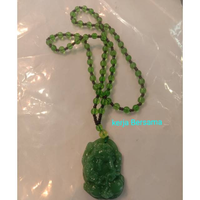 kalung dan liontin batu giok