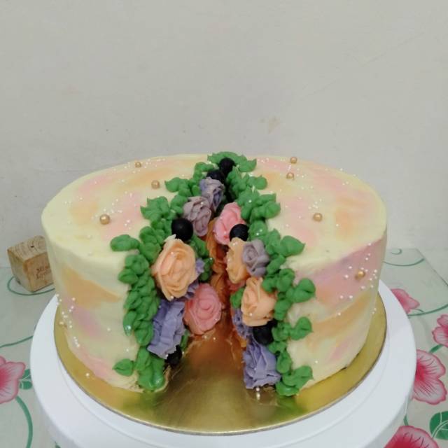 

Vanilla blueberry cake with korean flowers buttercream