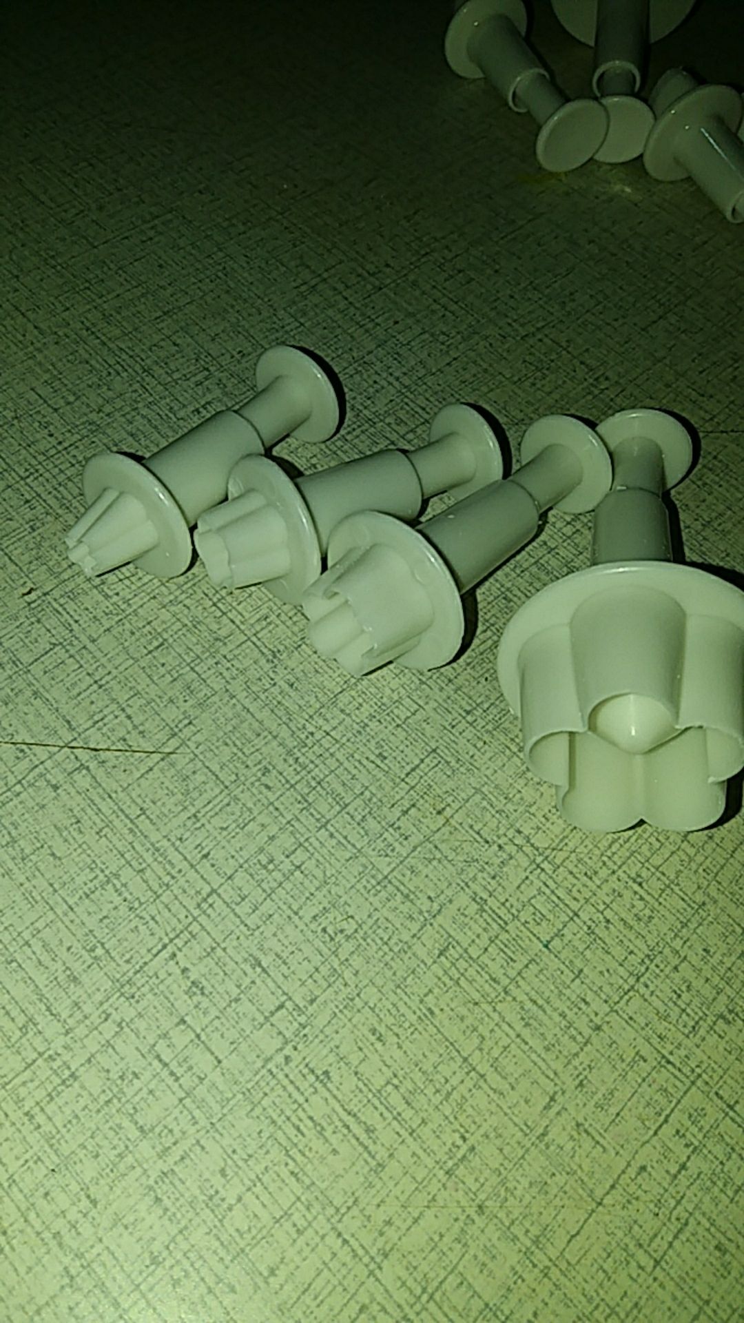 4pcs Cetakan Adonan Kue Fondant Desain Plum Blossom Spring Bahan Plastik