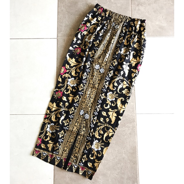 [baca deskripsi] Rok span/ Kamen jadi motif Prada ukir