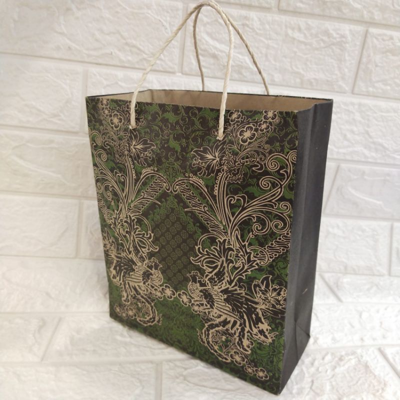 

PAPER BAG MOTIF BATIK UK.22,5X19x8 cm. 1 PAK ISI 12pcs