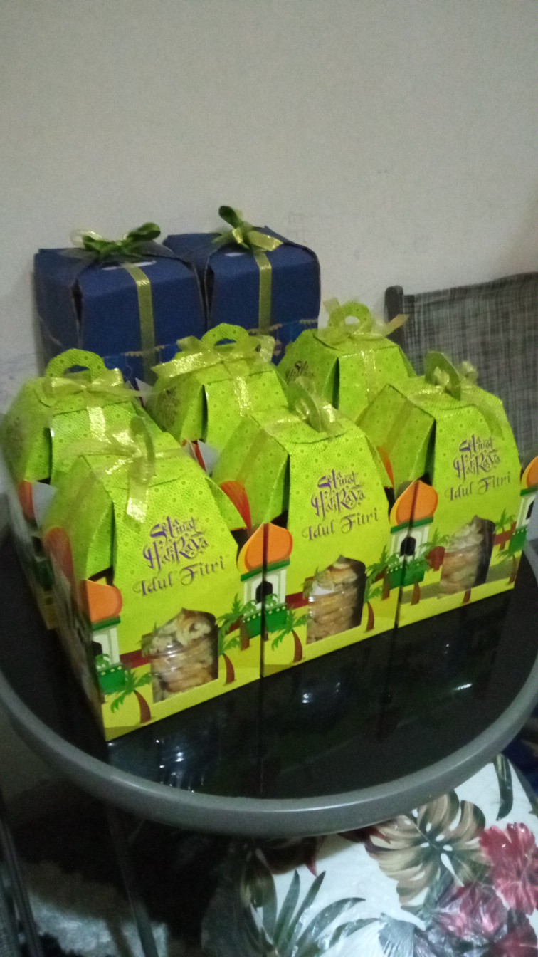 Box Kuker Tema Lebaran Hijau Kuning Gambar Kartun Uk 14.5x14.5x20cm Muat Toples 500gr Dan 250gr