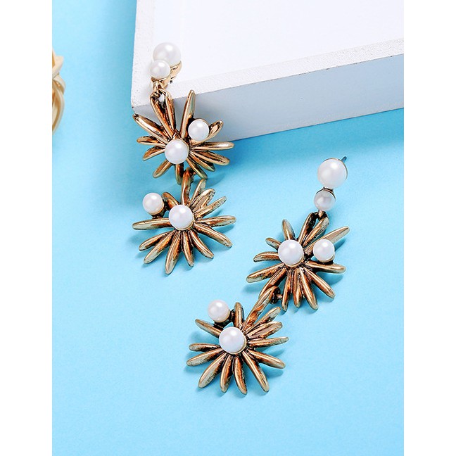 LRC Anting Tusuk Fashion Gold Pearl Star Earrings F53468