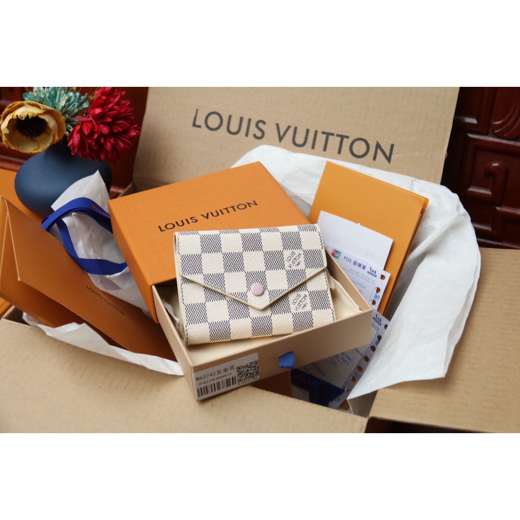 LV New tb Women's Flat Shoes Top Original M41938 VICTORINE wallet is soft and powerful. This small V