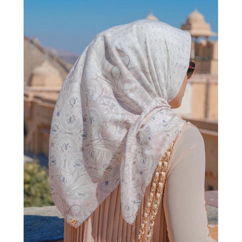 Preloved Buttonscarves Maharani Safed