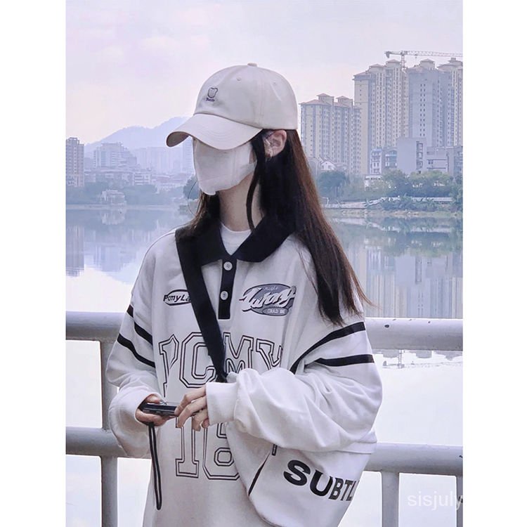 Kaos kerah pullover wanita all-match warna kontras dengan sablon huruf kasual longgar lengan panjang