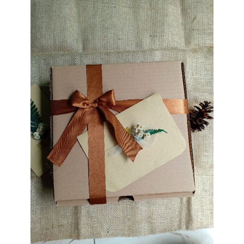 

HAMPERS BOX PITA SATIN LENGKAP