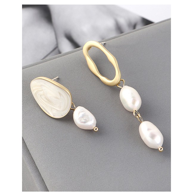 LRC Anting Tusuk Fashion Plated Gold Asymmetric Pearl S925 Silver Needle Earrings Y62801