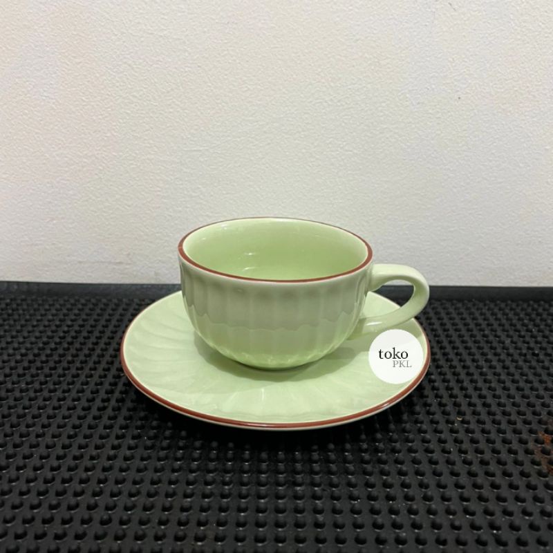 cangkir bulat keramik ijo hijau mint pastel dengan tatakan lis cokelat motif garis timbul
