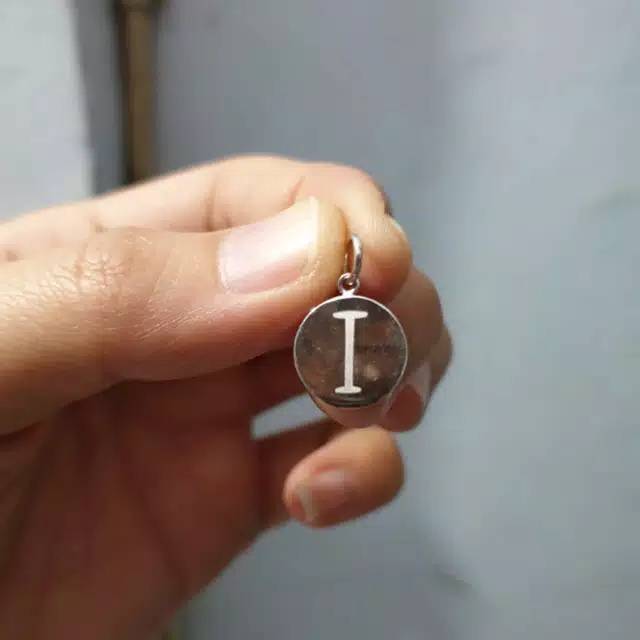 LIONTIN EMAS HURUF I DAN M PUTIH