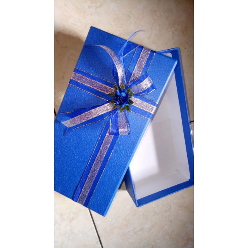 

Kotak kado / box kado 25 x 18 x 7 cm