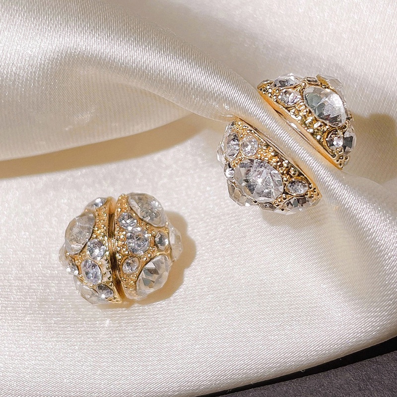 1 Pasang Anting Magnetik Tanpa Tindik Desain Bola Kristal Zirkon Berlian Imitasi Gaya Elegan