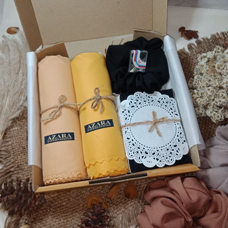 

Hampers/Giftbox Souvenir Hijab Segi Empat Azara Laser cut