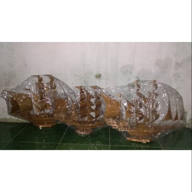 Miniatur Kapal Pinisi dari Bambu