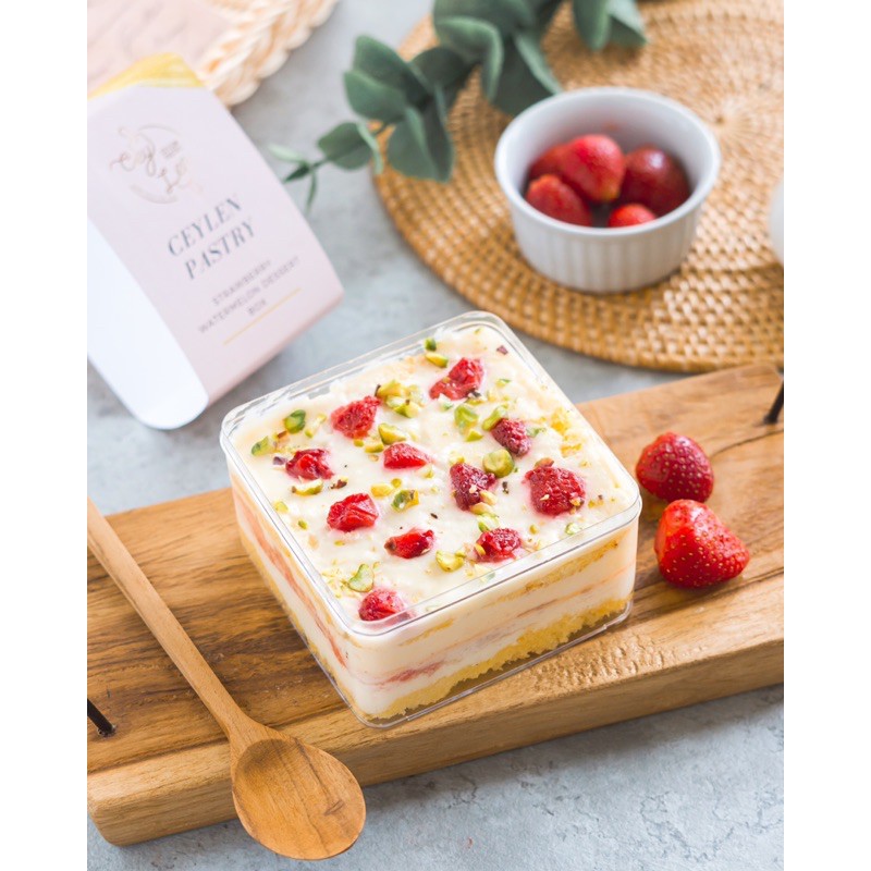 

Strawberry Watermelon Dessert Box (Min. Pesan 2)