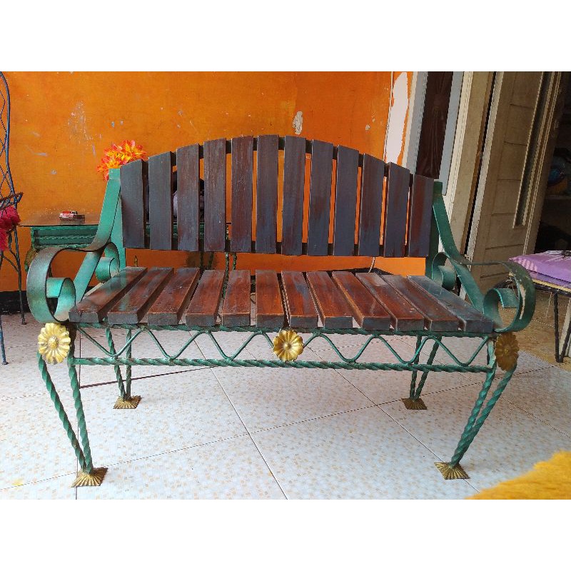 Kursi besi - kursi taman