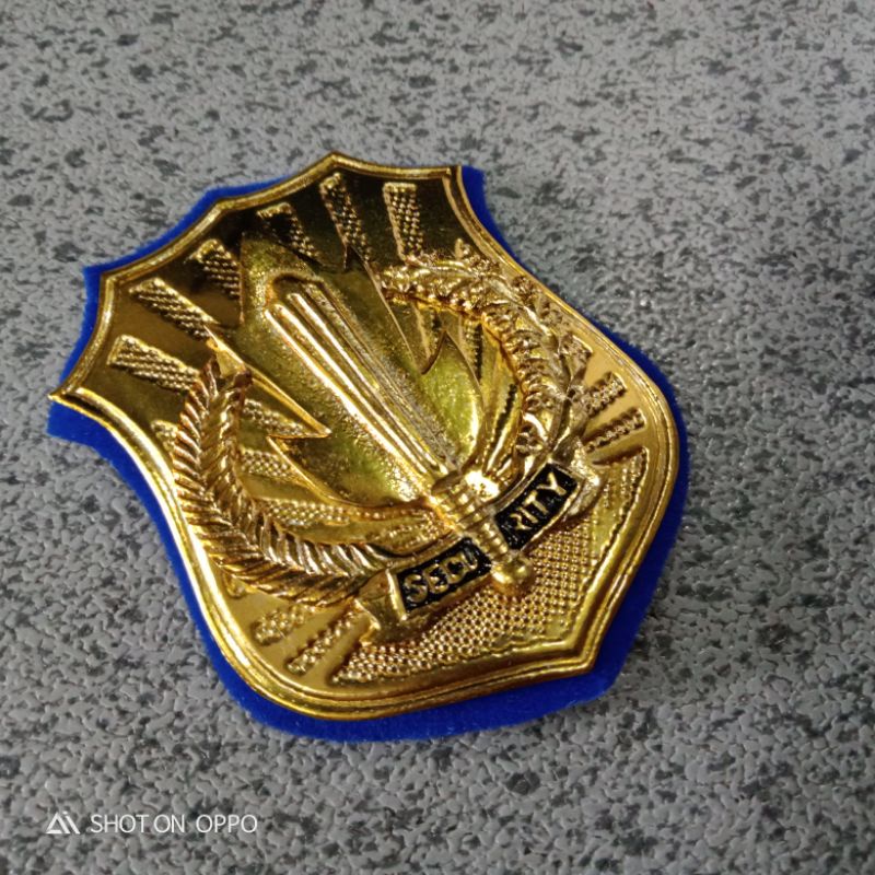 pin kwenangan security lis biru besar