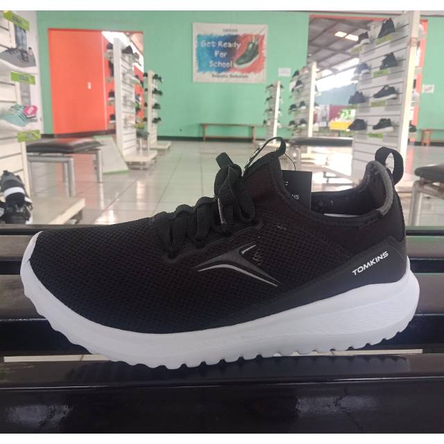 Sepatu tomkins pria watsons black/white