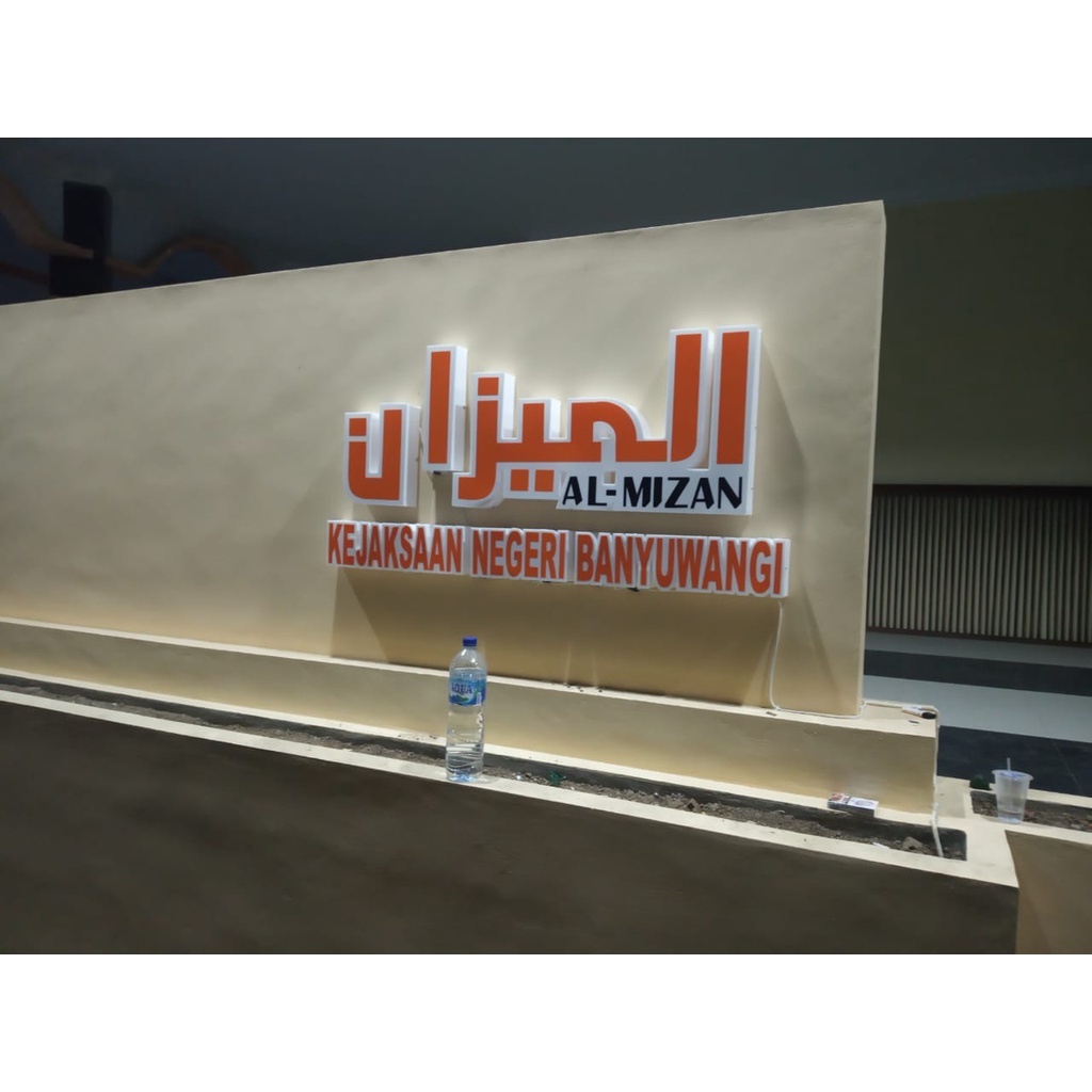 Huruf timbul costum akrilik