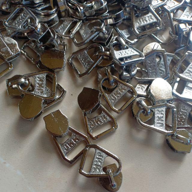 Kepala Resleting Untuk Rel Plastik No 5 Segitiga Nikel Puller Silver Hrg = Rp. 350 Minimal 100pcs
