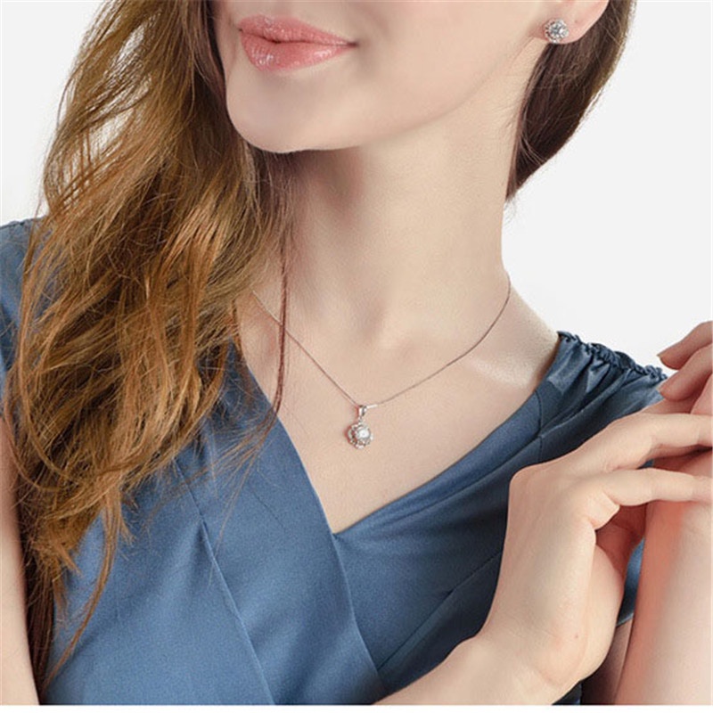 [Ready Stock]Fashion Simple Elegant Silver Plated Flower Diamond Pendant Necklace