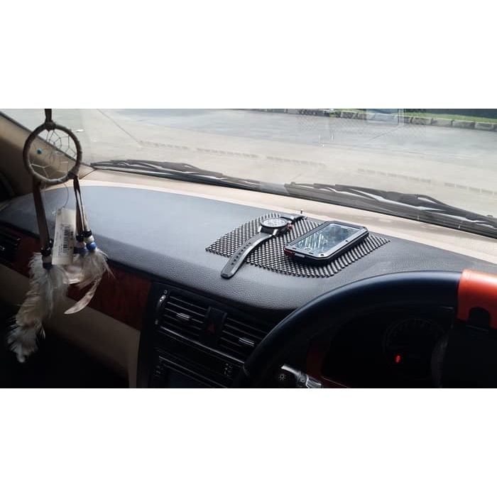 KARPET 20X20 CM Taplak Anti Slip Mat Licin Tatakan Dashboard Mobil Car Aksesoris Mobil Termurah