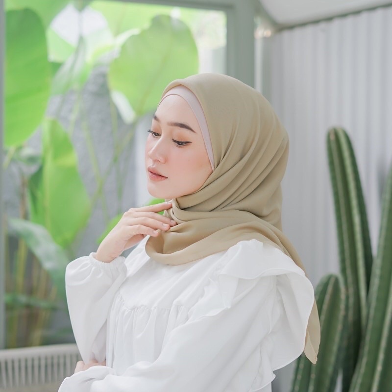 Hijab Segiempat || Bella Square Pollycotton Premium polos 115x115 || Jilbab Bella Square Polos Part 2-BELLA TAUVE