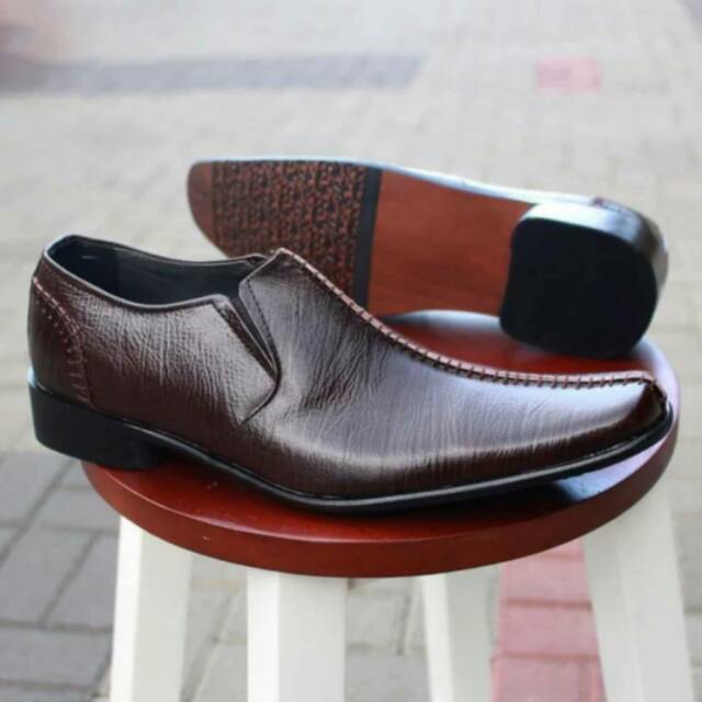 SEPATU PANTOFEL PRIA KICKERS PANTOFEL KULIT COKLAT