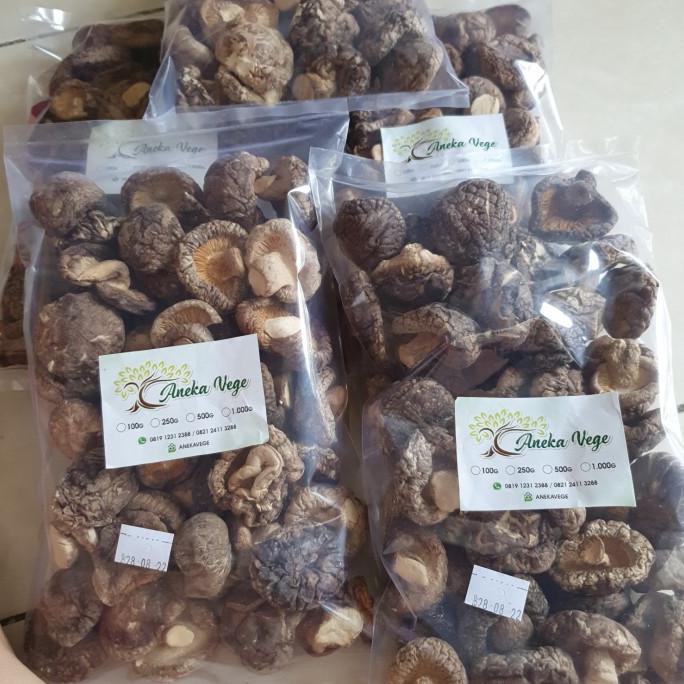 

TERMURAH Jamur hioko kering 3-4cm 250gr/dried shitake mushroom/jamur shitake Kode 1442