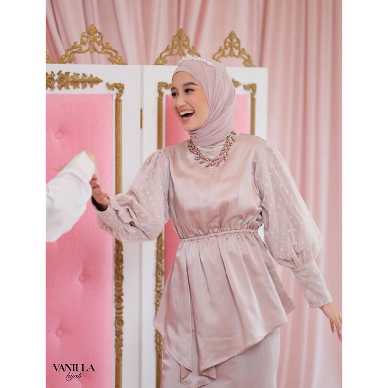 Preloved Daphne Blouse by Vanilla Hijab