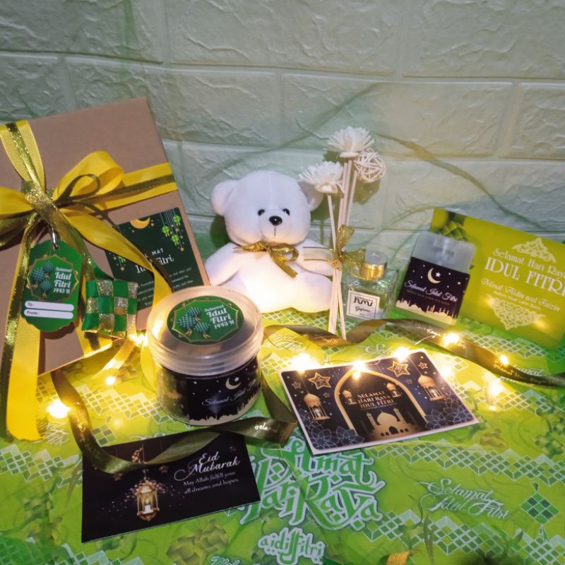 

Hampers Idul Fitri Lebaran Eid Boneka Teddy Bear - Boba - Reed Diffuser - Cookies premium