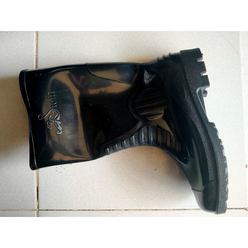 Sepatu boots karet steffi boot hitam pendek