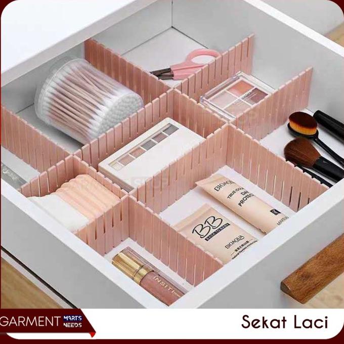 

BUKU & ALAT TULIS PERLENGKAPAN SEKOLAH & KANTOR PARTISI SEKAT LACI